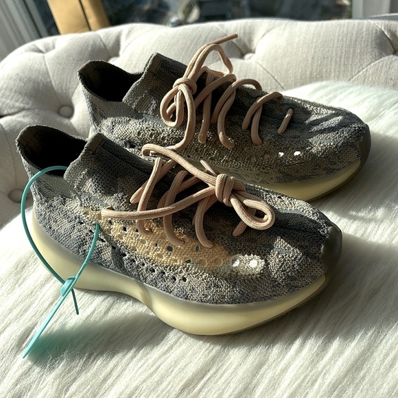 Lightweight Sport Shoes - Picture 2 of 9